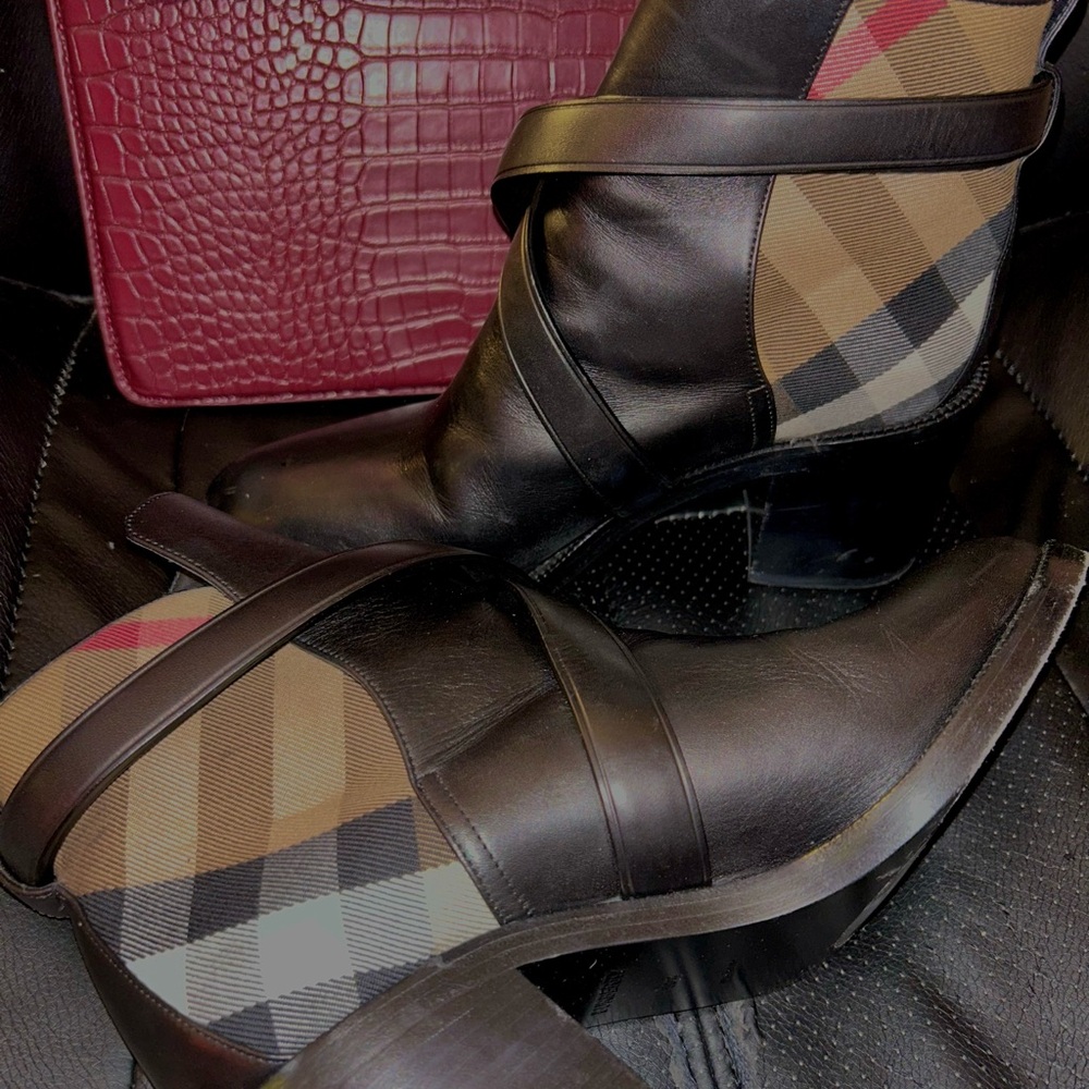Burberry Black Leather Heel